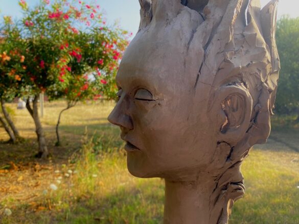 SCULTURA: arte contemporanea e archeologia, il mito di Ècate rivive al Parco di Naxos con la mostra di Stefania Pennacchio