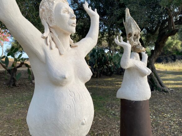 SCULTURA: arte contemporanea e archeologia, il mito di Ècate rivive al Parco di Naxos con la mostra di Stefania Pennacchio